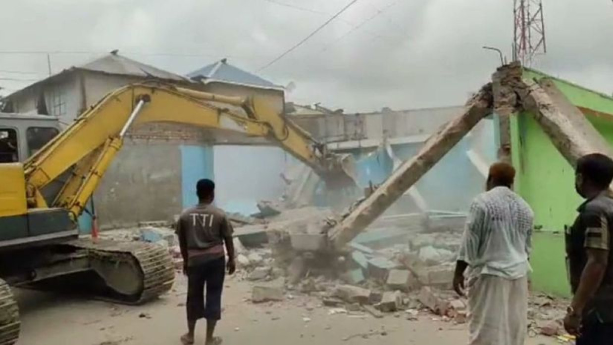 অবৈধ স্থাপনা উচ্ছেদ