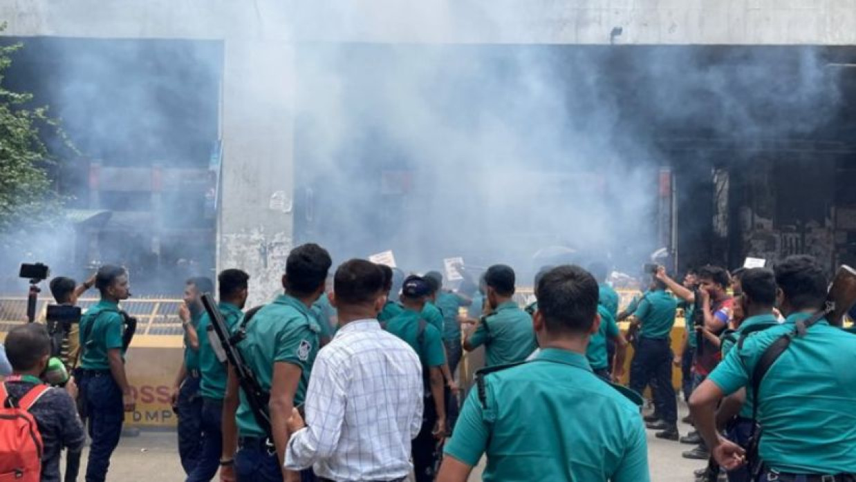 পুলিশের সাউন্ড গ্রেনেড নিক্ষেপ