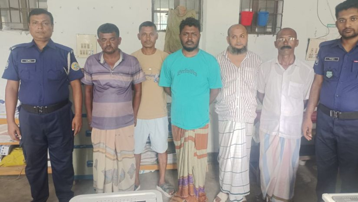 ৫ জনকে আটক করে মহিপুর থানা পুলিশ