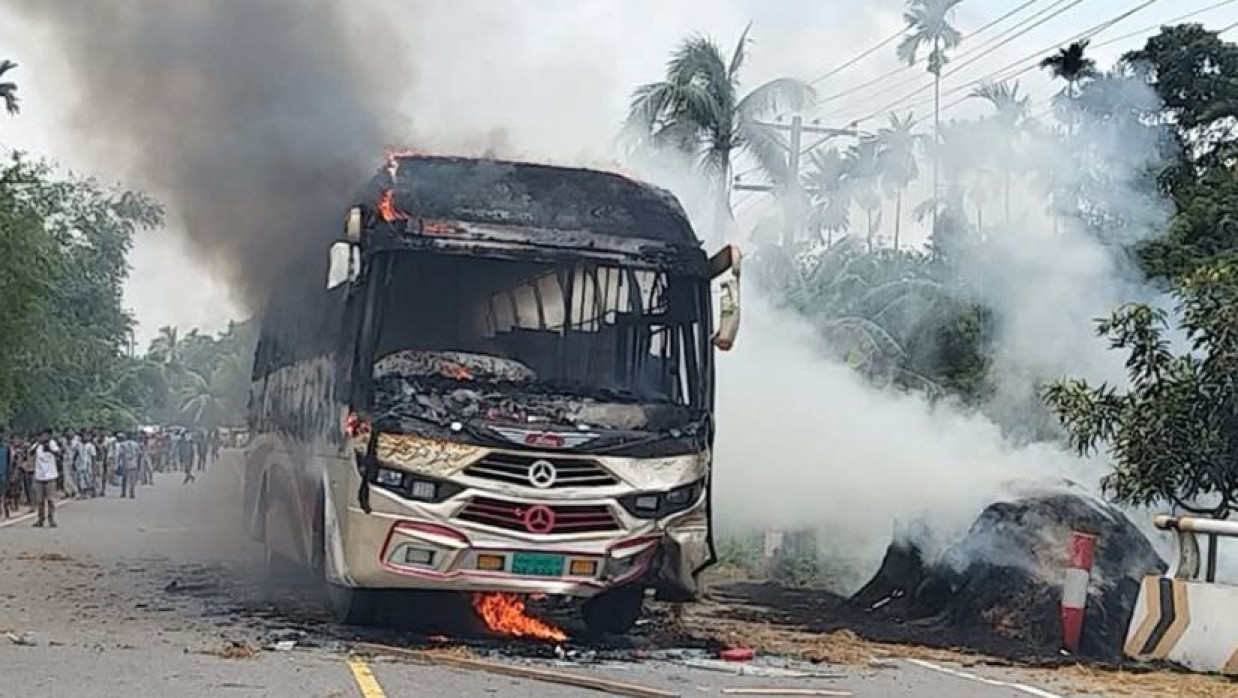 সাবেক সেনাসদস্যের মৃত্যুতে বাসে আগুন