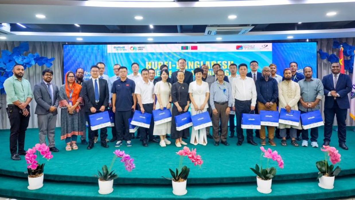 চীনের হুবেই প্রদেশের ১৪ জন প্রতিনিধি এবং বাংলাদেশ ড্যাফোডিল ইন্টারন্যাশনাল ইউনিভার্সিটির বিশিষ্ট অনুষদ সদস্যরা