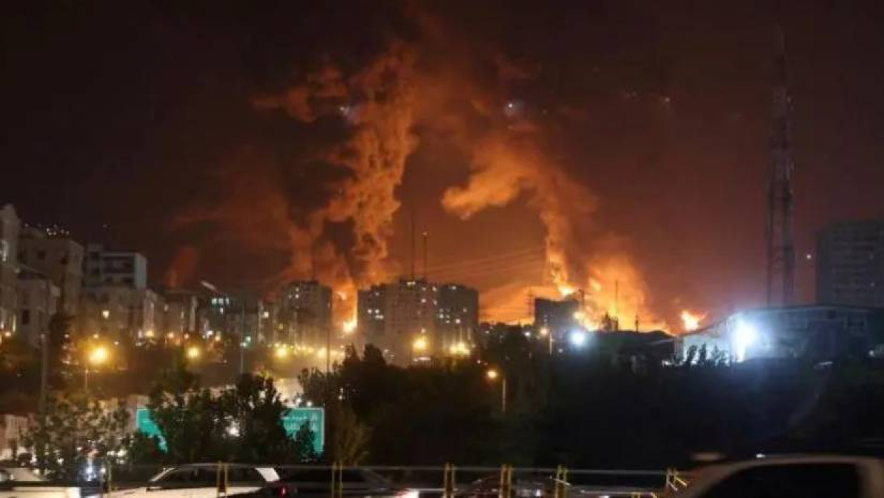 ইরানের গুরুত্বপূর্ণ বিভিন্ন রাষ্ট্রীয় স্থাপনায় হামলা চালাচ্ছে ইসরায়েল