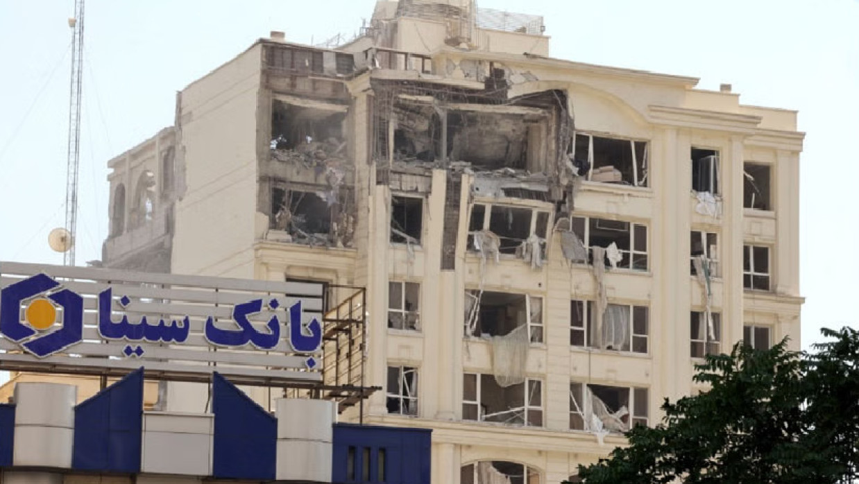 ইসরায়েলের হামলায় ক্ষতিগ্রস্ত তেহরানের এক ভবন