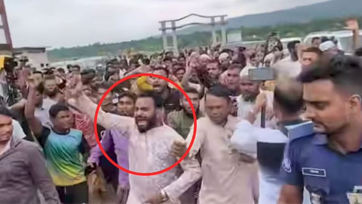 উপদেষ্টাদের গাড়ি আটকে বিক্ষোভের সময় ছাত্রদল নেতা