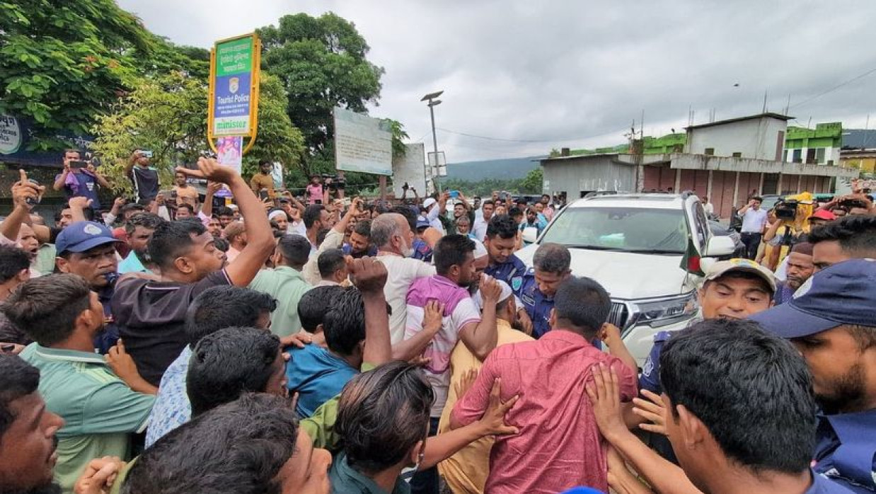 সিলেটে দুই উপদেষ্টার গাড়িবহর আটকে বিক্ষোভ