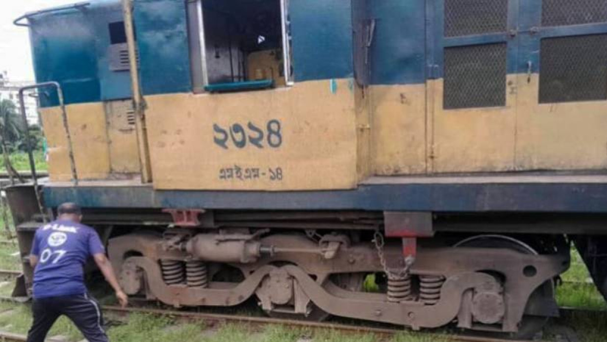 লাইনচ্যুত কমিউটার ট্রেনের ইঞ্জিন