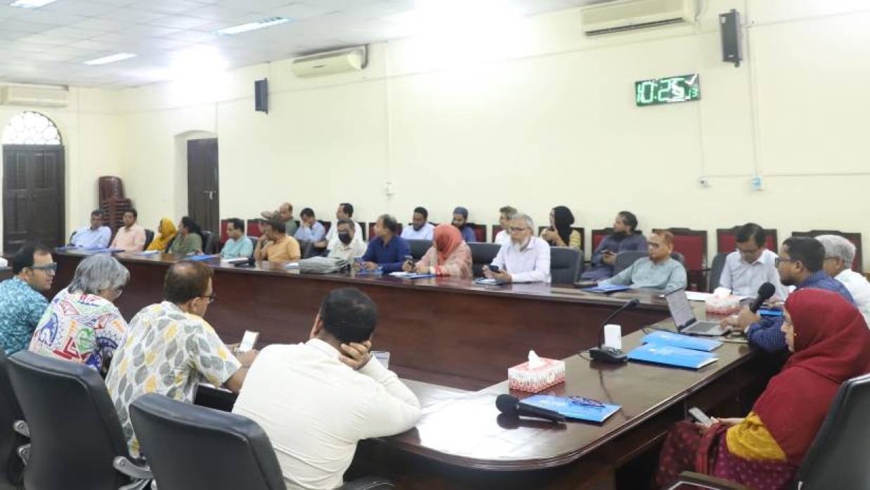 সেমিনারে বিশ্ববিদ্যালয়ের বিভিন্ন বিভাগের শিক্ষকরা অংশ নেন