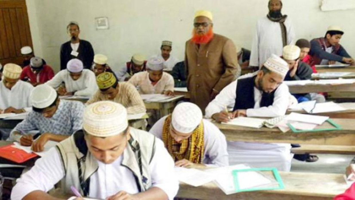 আলিম পরীক্ষার্থীদের সঙ্গে রুটিনে বৈষম্য