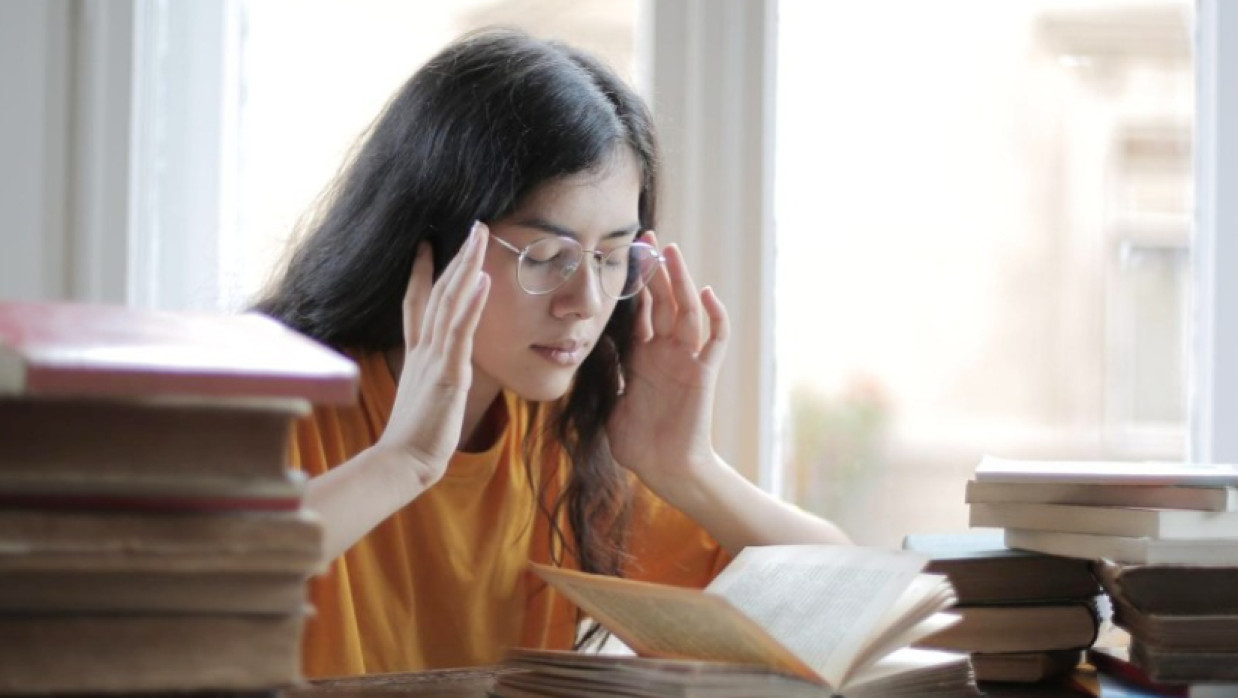 পড়ার টেবিলের প্রতীকী ছবি