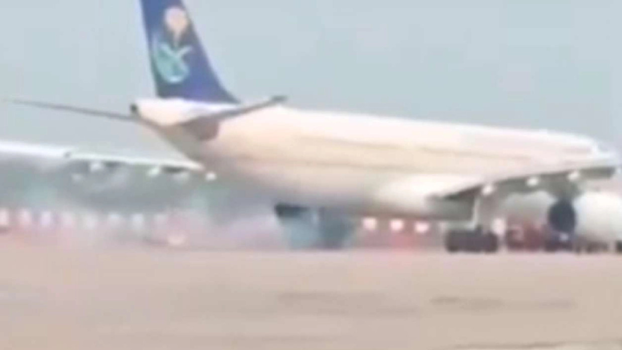 সৌদি এয়ারলাইন্সের একটি ফ্লাইটের (এসভি ৩১১২) চাকা হঠাৎ করে আগুন ধরে যায়