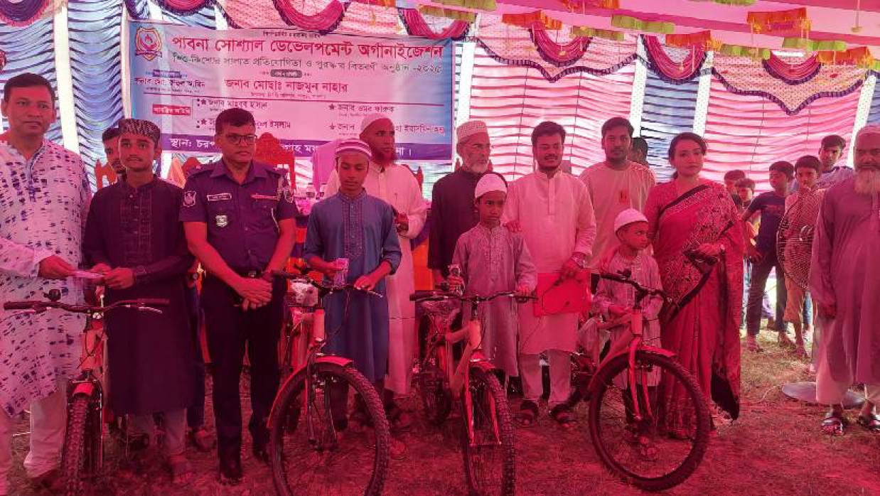 পুরস্কার তুলে দিচ্ছেন প্রধান অতিথিসহ অন্যানরা