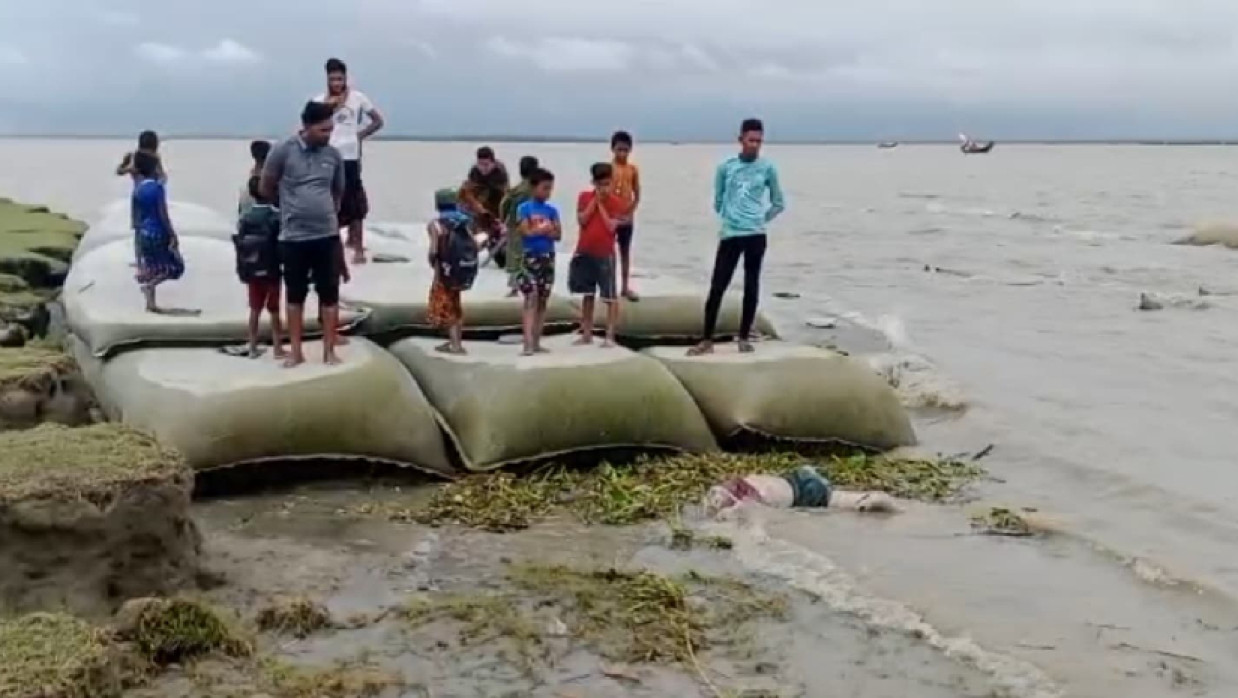 মেঘনা নদী থেকে অজ্ঞাত যুবকের মরদেহ উদ্ধার
