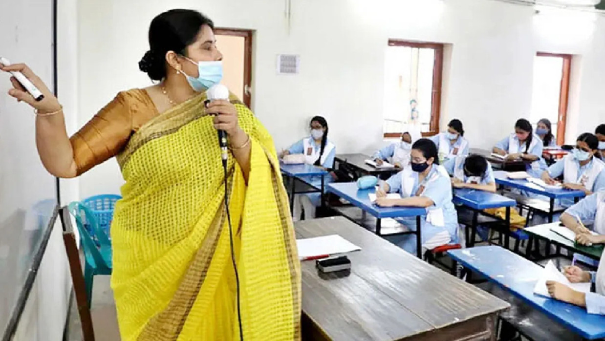 শ্রেণিকক্ষে শিক্ষক