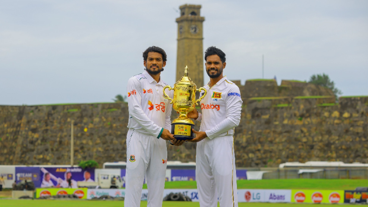 ট্রফি হাতে বাংলাদেশ ও শ্রীলঙ্কার অধিনায়ক