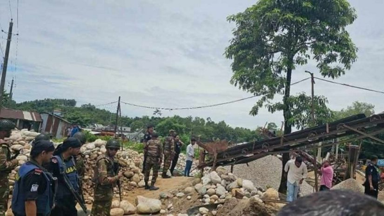 ক্র্যাশার মিলের বিদ্যুৎ সংযোগ বিচ্ছিন্ন অভিযানরত অবস্থায়