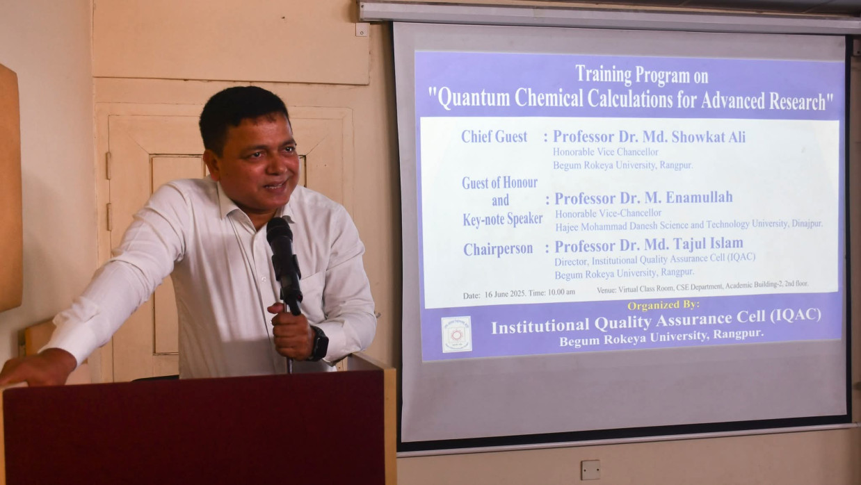 বেরোবি উপাচার্য প্রফেসর ড. মোঃ শওকাত আলী বক্তব্য রাখছেন 