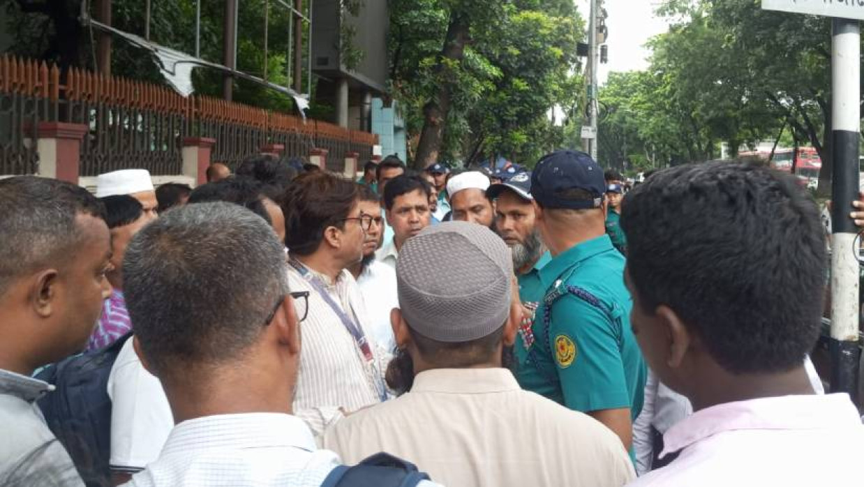 বিএড স্কেল-বঞ্চিত শিক্ষকদের সঙ্গে কথা বলছে পুলিশ