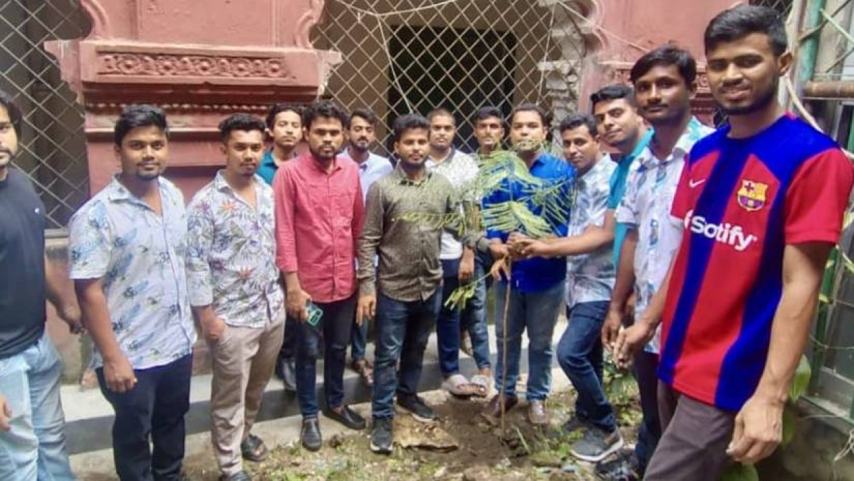 বৃক্ষরোপণ করছেন ছাত্রদলের নেতাকর্মীরা 