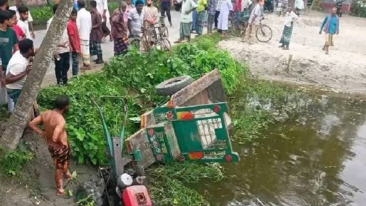 দুর্ঘটনার পর খাদে পড়ে যায় ট্রলিটি