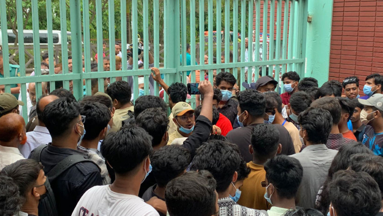 পরীক্ষা পেছানোর দাবিতে বিক্ষোভ 