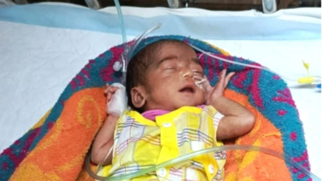 খালের ধারে ফেলে রাখা হয়েছিল এই নবজাতককে
