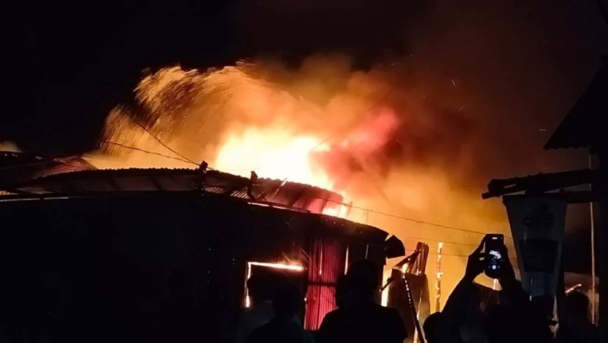 আগুনে পুড়ছে দোকান