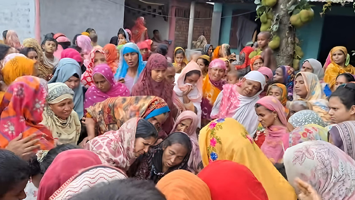 নিহতের বাড়িতে স্বজন ও এলাকাবাসীরা ভিড়