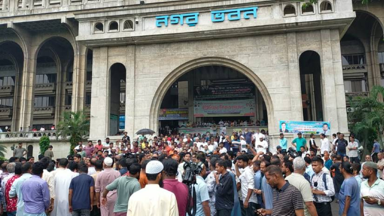 নগর ভবনের সামনে ইশরাক হোসেনের অনুসারীদের অবস্থান