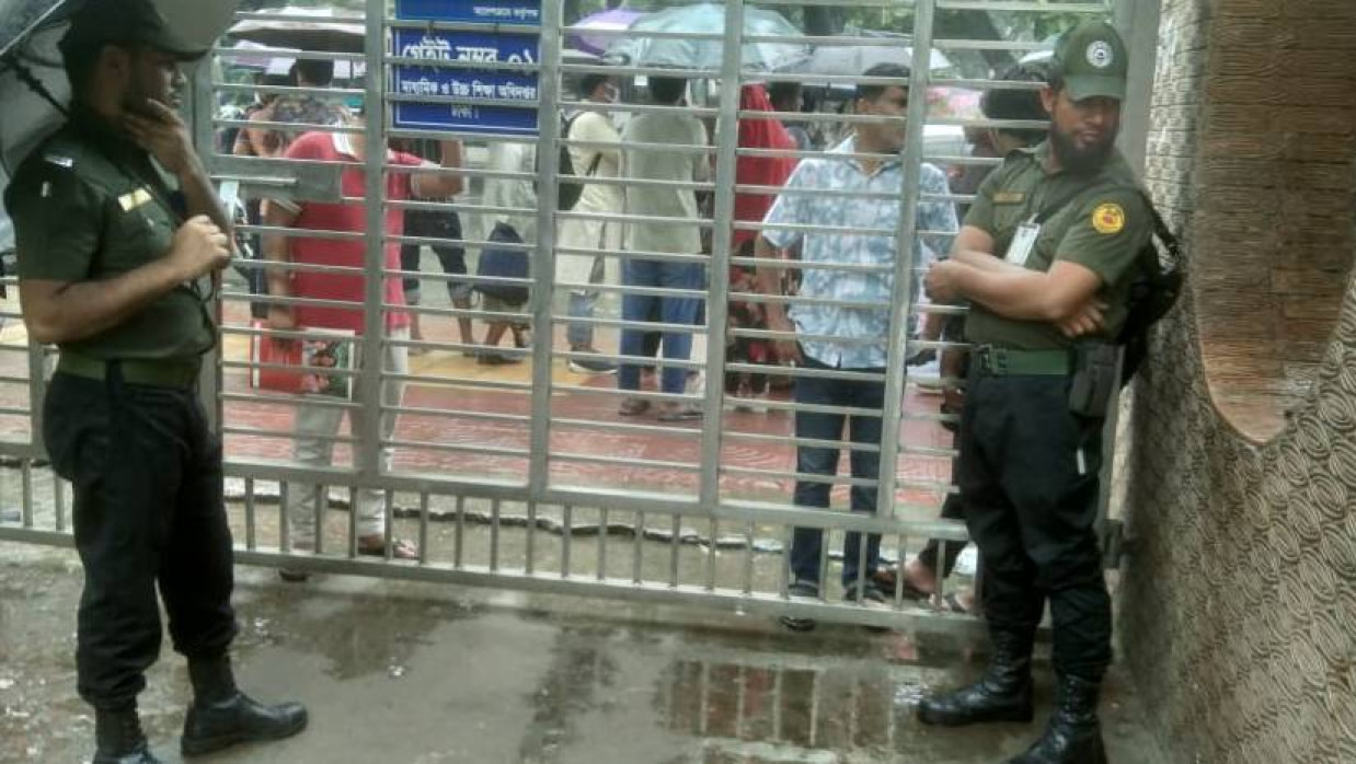 মাধ্যমিক ও উচ্চশিক্ষা অধিদপ্তরের ফটকে দায়িত্বরত দুই আনসার সদস্য