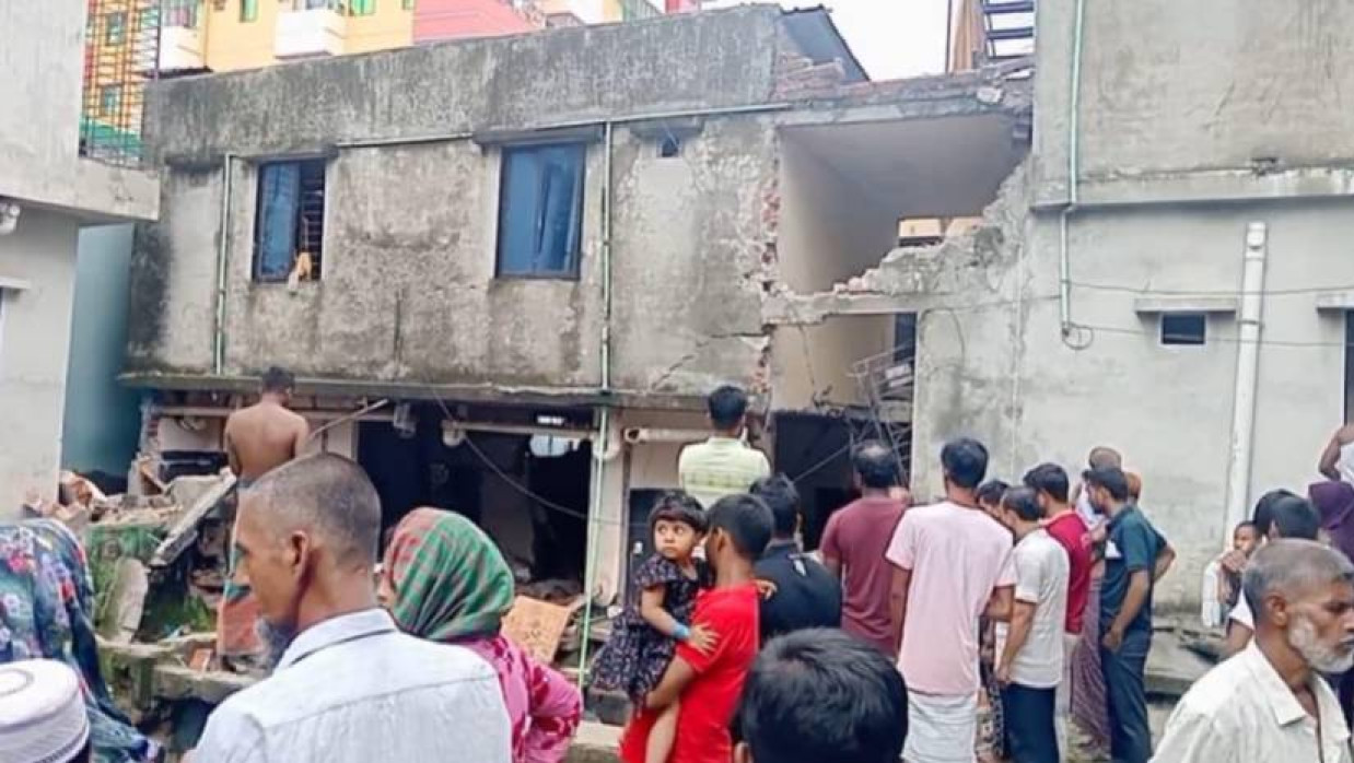 বিস্ফোরণে ভবনের ব্যাপক ক্ষয়ক্ষতি হয়