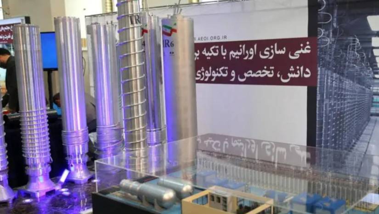 ২০২৩ সালে ইরানের পারমাণবিক শক্তি সংস্থার পারমাণবিক বিজ্ঞানীদের এক বৈঠকে প্রদর্শিত ইরানি সেন্ট্রিফিউজ