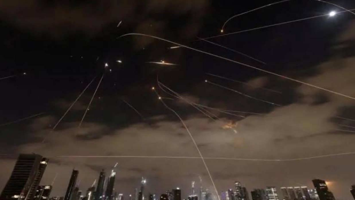 তেল আবিব ও হাইফায় ইরানের ক্ষেপণাস্ত্র হামলার দৃশ্য