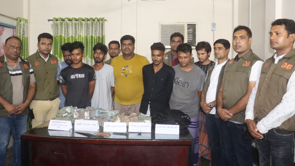 ৩২ লাখ টাকা উদ্ধার করেছে পুলিশ