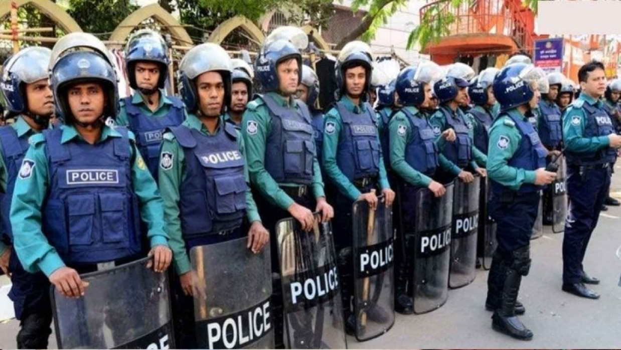 দায়িত্ব পালন করছেন পুলিশ সদস্যরা