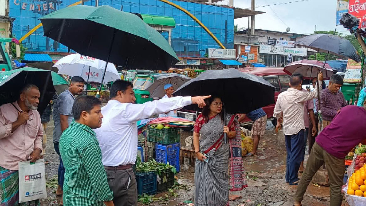 মোবাইল কোর্ট পরিচালনা করছে উপজেলা প্রশাসন