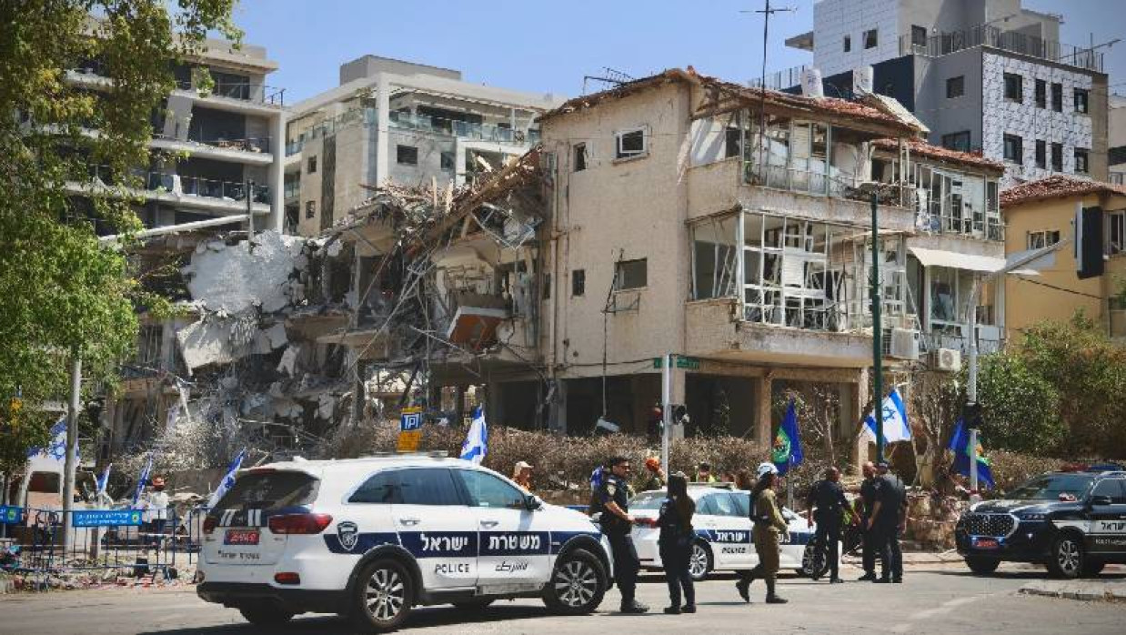 ইসরায়েলে ক্ষেপণাস্ত্রের আঘাতে বিধ্বস্ত ভবন