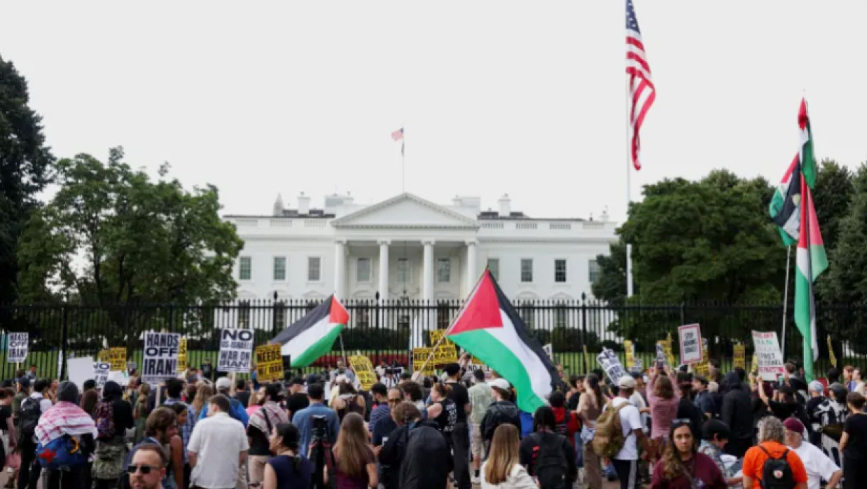 হোয়াইট হাউসের সামনে বিক্ষোভ