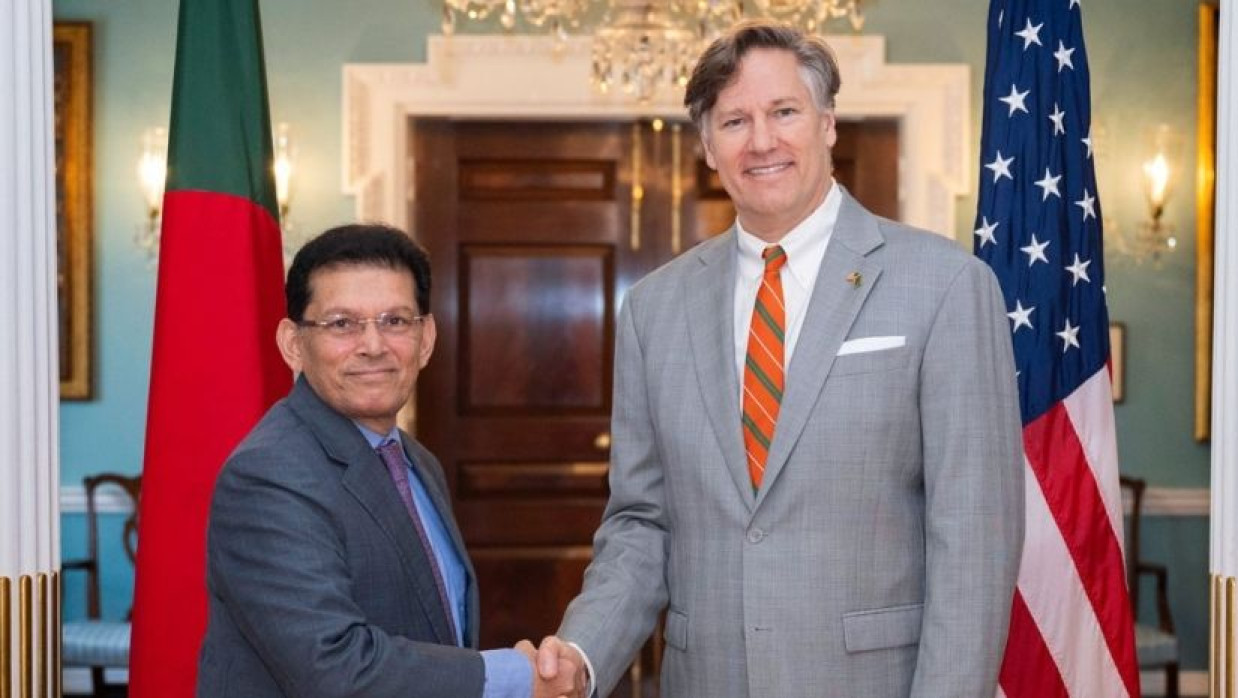 স্টেট ডিপার্টমেন্টে মার্কিন উপ-পররাষ্ট্রমন্ত্রী ক্রিস্টোফার ল্যান্ডাউয়ের সঙ্গে সাক্ষাৎ করেছেন জাতীয় নিরাপত্তা উপদেষ্টা ড. খলিলুর রহমান।