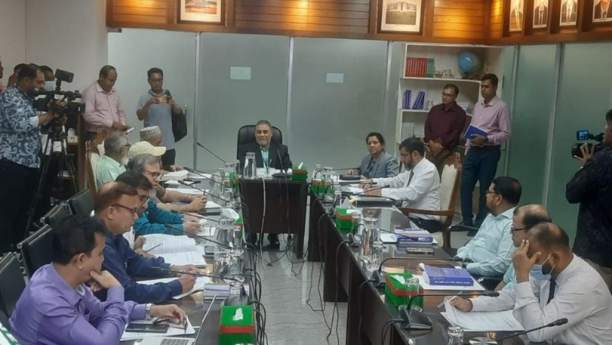 রাজধানীর আগারগাঁওয়ে নির্বাচন ভবনের সভাকক্ষে চলছে সভা