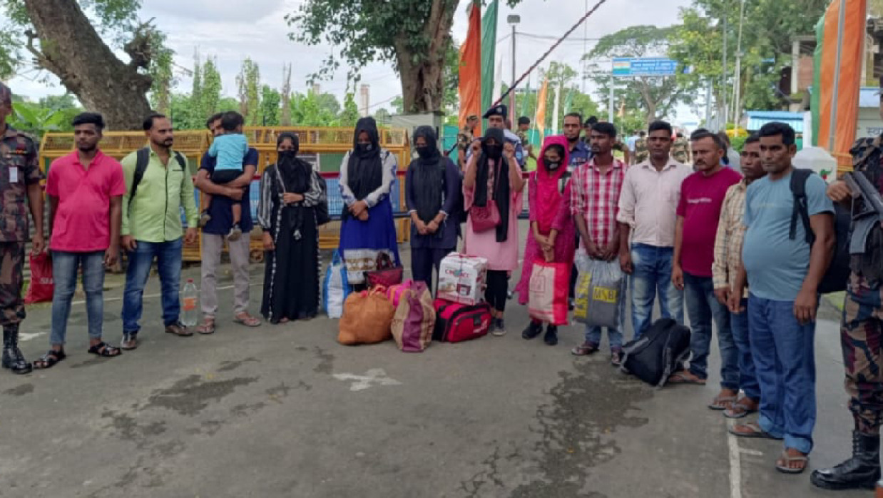 দেশে ফেরত ১৪ বাংলাদেশি