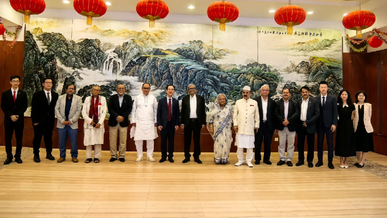 ঢাকায় নিযুক্ত চীনের ভারপ্রাপ্ত রাষ্ট্রদূত লিউ ইউইনের আমন্ত্রণে বিএনপির প্রতিনিধি দলটি রাজধানীর বারিধারাস্থ চীনা দূতাবাসে এক বৈঠকে অংশ নেয়