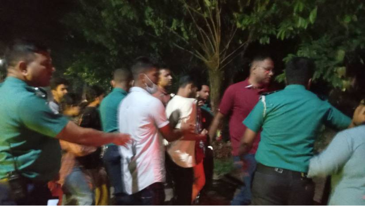 অভিযুক্তদের আটক করে নিয়ে যাচ্ছে পুলিশ