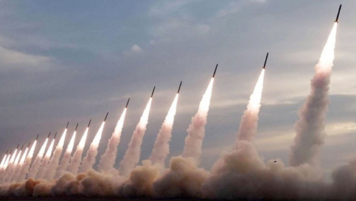 একের পর এক ক্ষেপণাস্ত্র নিক্ষেপ করছে ইরান