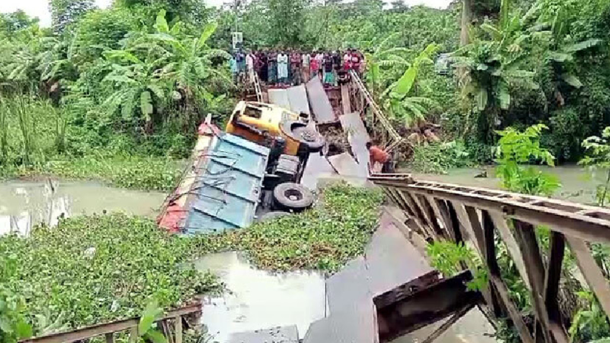 ট্রাকসহ বেইলি ব্রিজ ভেঙে খালে পড়েছে