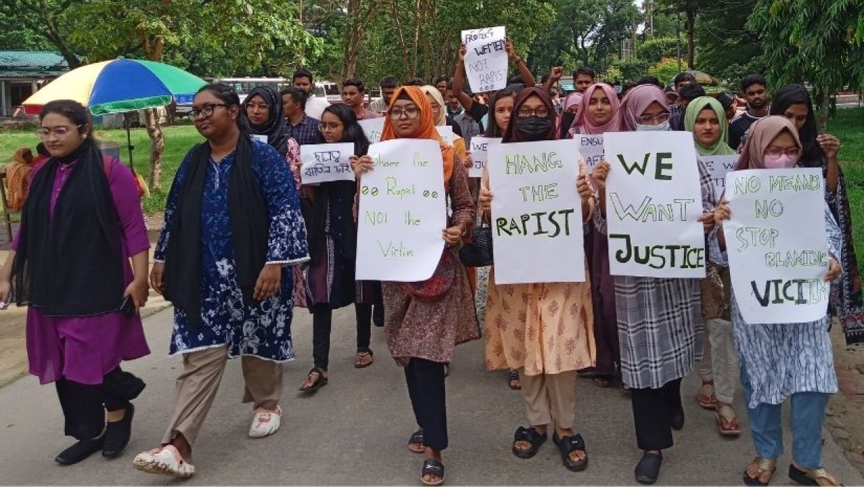 শাবিপ্রবি ছাত্রীকে ধর্ষণের প্রতিবাদে শিক্ষার্থীদের বিক্ষোভ মিছিল 
