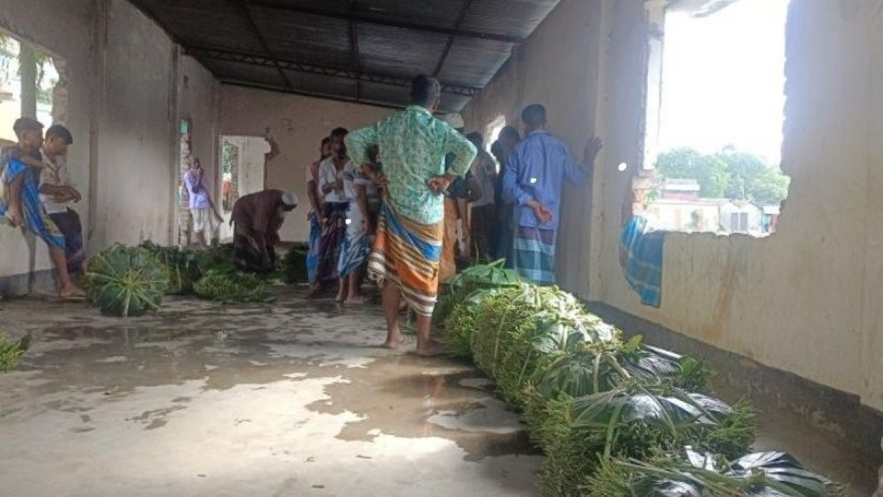 ফুলবাড়ীয়া আওয়ামী লীগের দলীয় কার্যালয় এখন বসে পানের হাট 