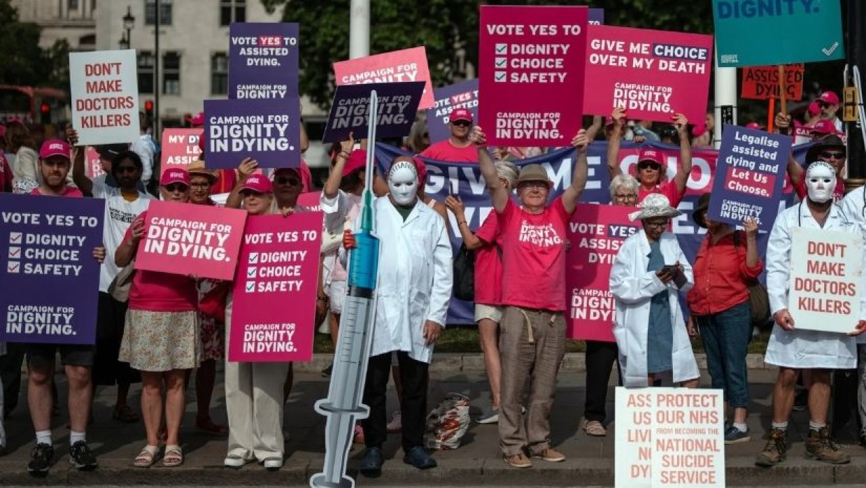 শুক্রবার পার্লামেন্ট স্কয়ারে বিক্ষোভকারীরা