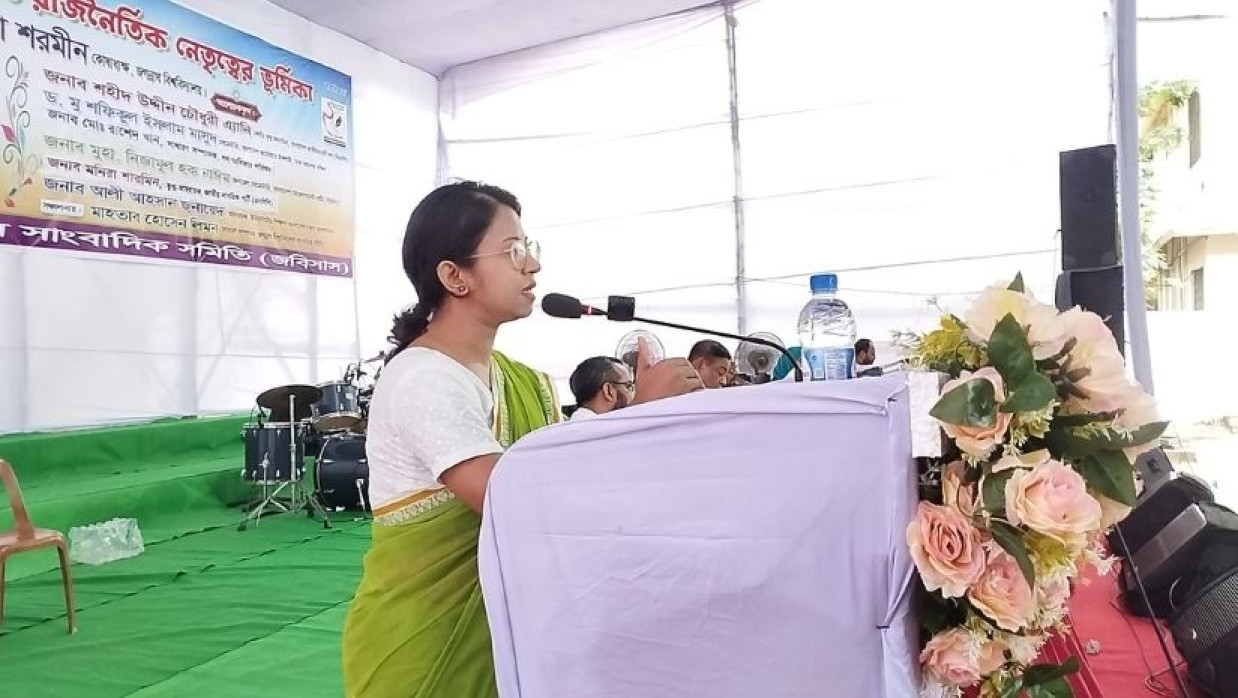 জবি সাংবাদিক সমিতির দুই দশপূর্তিতে বক্তব্য দিচ্ছেন এনসিপি নেত্রী মনিরা শারমিন
