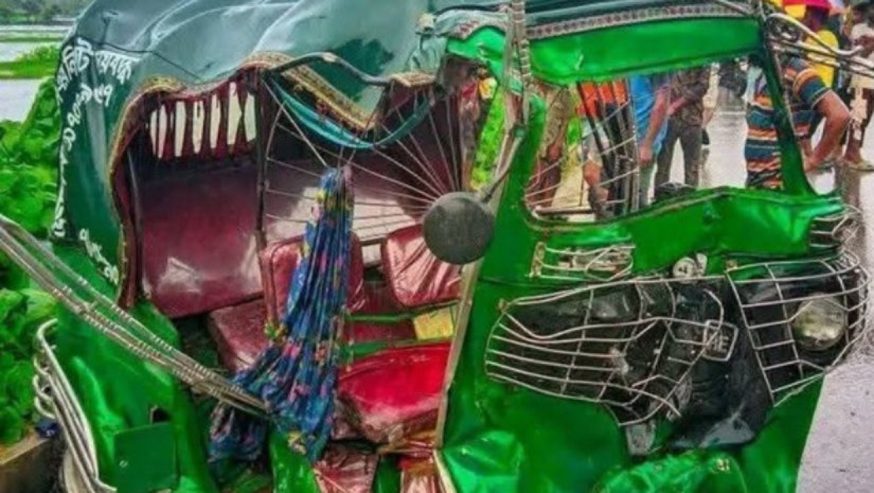 ময়মনসিংহে সিএনজি-অ্যাম্বুল্যান্সে মুখোমুখি সংঘর্ষ