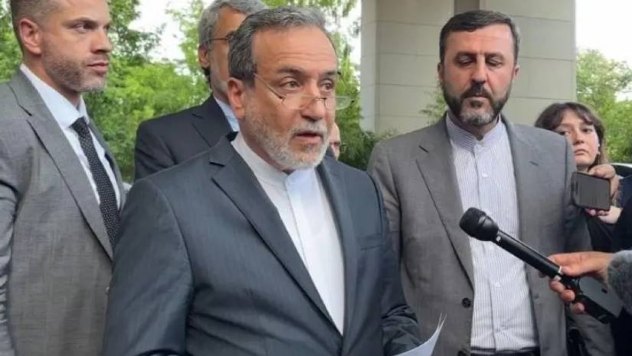 বৈঠকের পর গণমাধ্যমের সঙ্গে কথা বলেন ইরানের পররাষ্ট্রমন্ত্রী